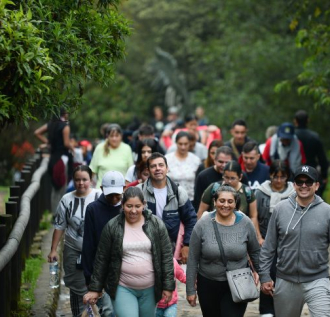 Ciudadanos caminando por el sendero de Monserrate